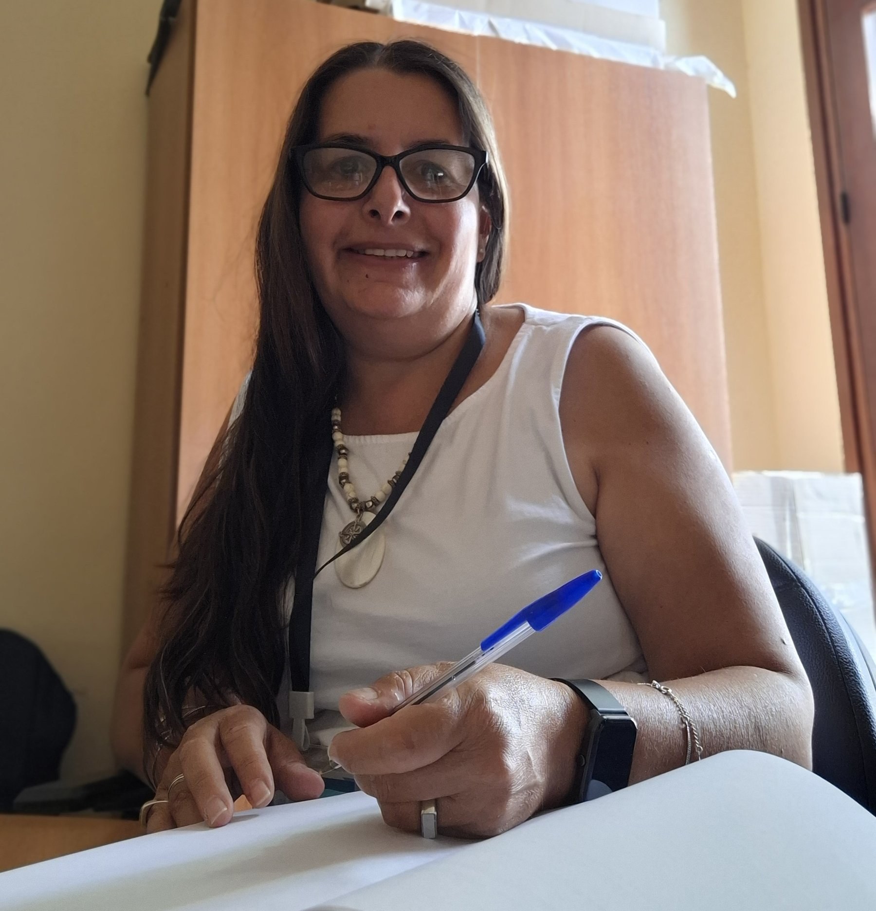 Soledad Bentos sonriendo en su escritorio