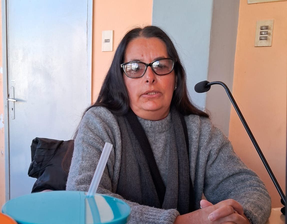 Soledad Bentos sentada frente a un micrófono durante una charla