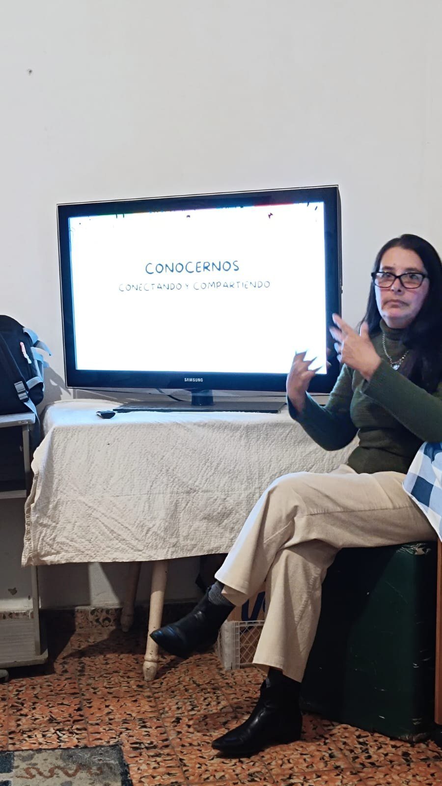 Soledad Bentos presentando la charla "Conocernos, conectando y compartiendo"