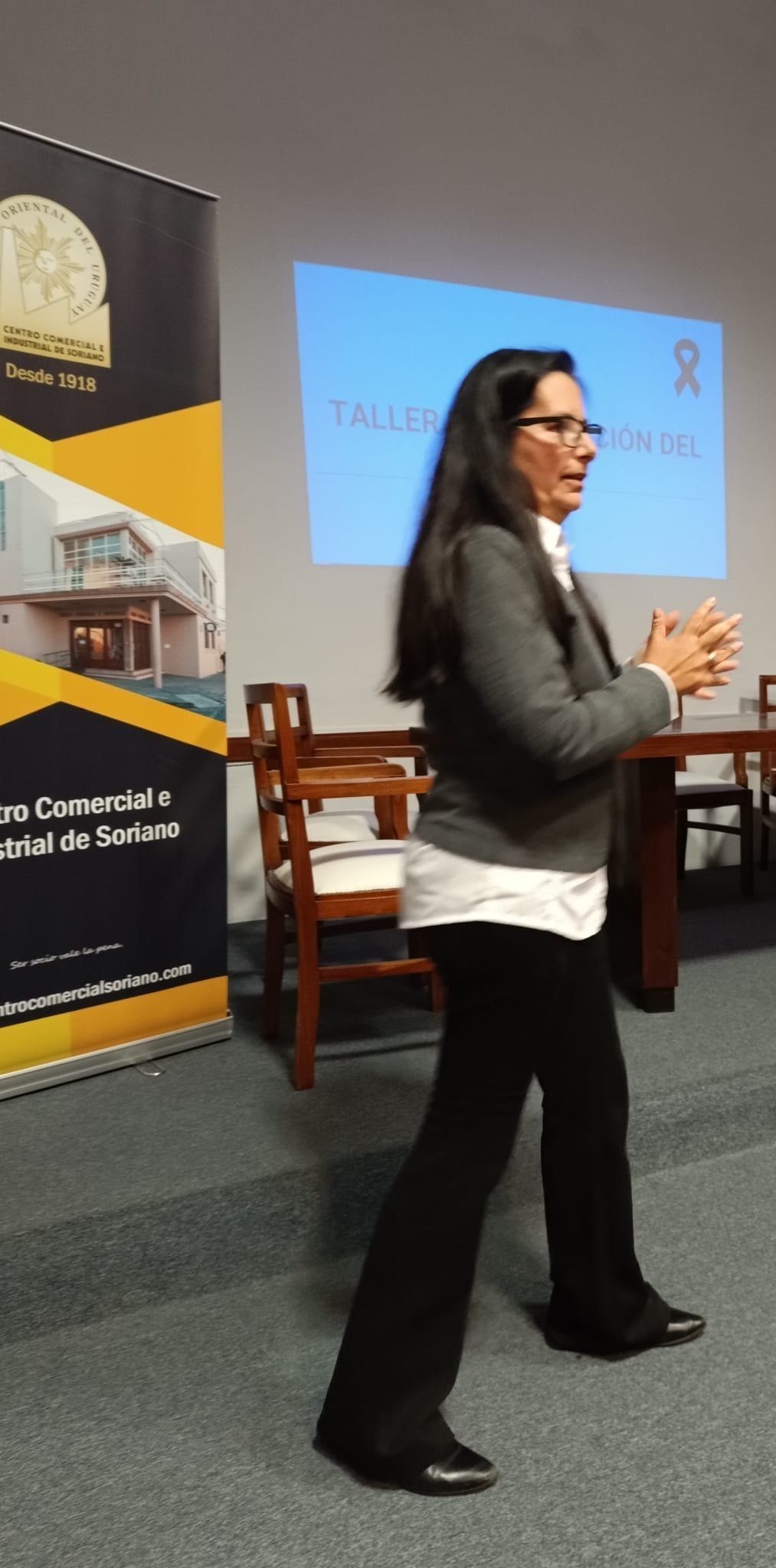 Soledad Bentos dando un taller en el Centro Comercial e Industrial de Soriano